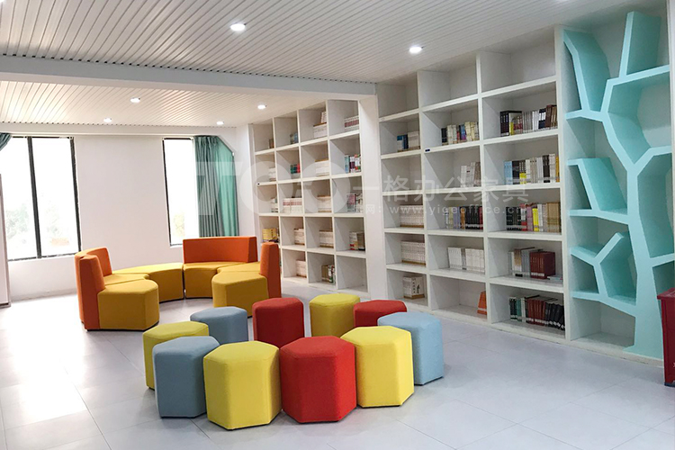 異形凳子根據(jù)自己的喜歡擺放.jpg 異形凳子根據(jù)自己的喜歡擺放.jpg