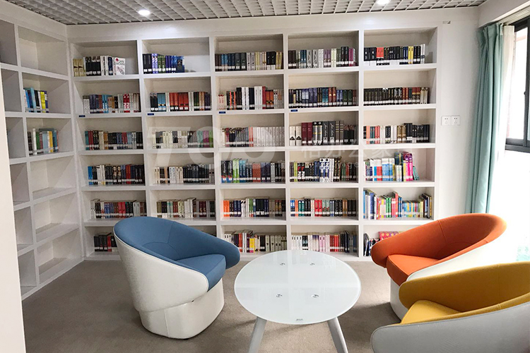 閱讀桌椅木質(zhì)書架.jpg 閱讀桌椅木質(zhì)書架.jpg