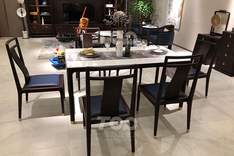 實木真皮餐桌.jpg 實木真皮餐桌.jpg