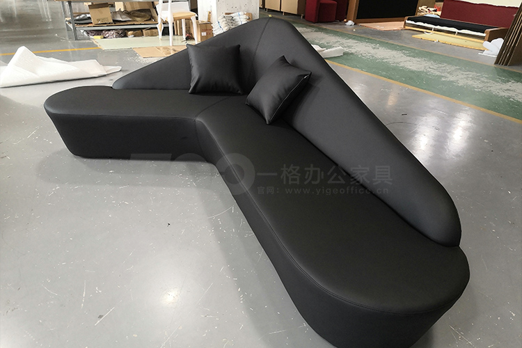 異形黑色西皮沙發.jpg