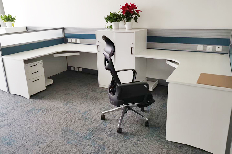 職員屏風辦公桌.jpg 職員屏風辦公桌.jpg